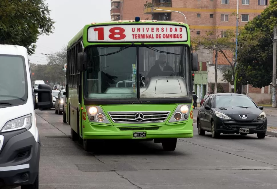 NUEVO SERVICIO. Desde esta semana, una nueva empresa pasó a explotar los recorridos de la línea 18 y ahora los coches son de color verde intenso. 