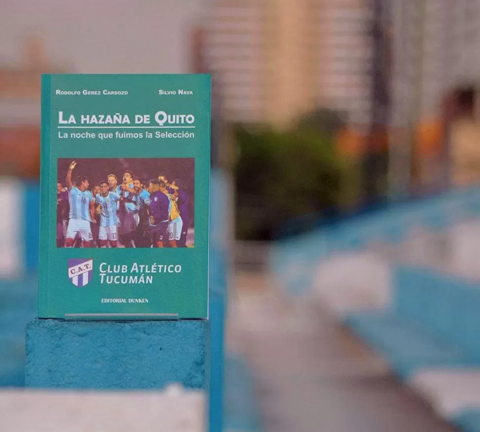 HISTÓRICA FOTO. La portada del libro de Nava y Gerez Cardozo está ilustrada con una foto mítica ya a esta altura: los jugadores festejando con los hinchas en Quito. 