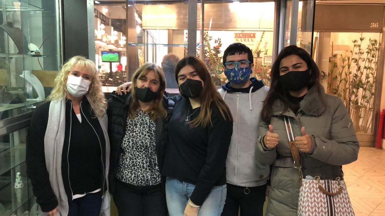APORTE SOLIDARIO. La familia Rodríguez se mostró agradecida por la colaboración.
