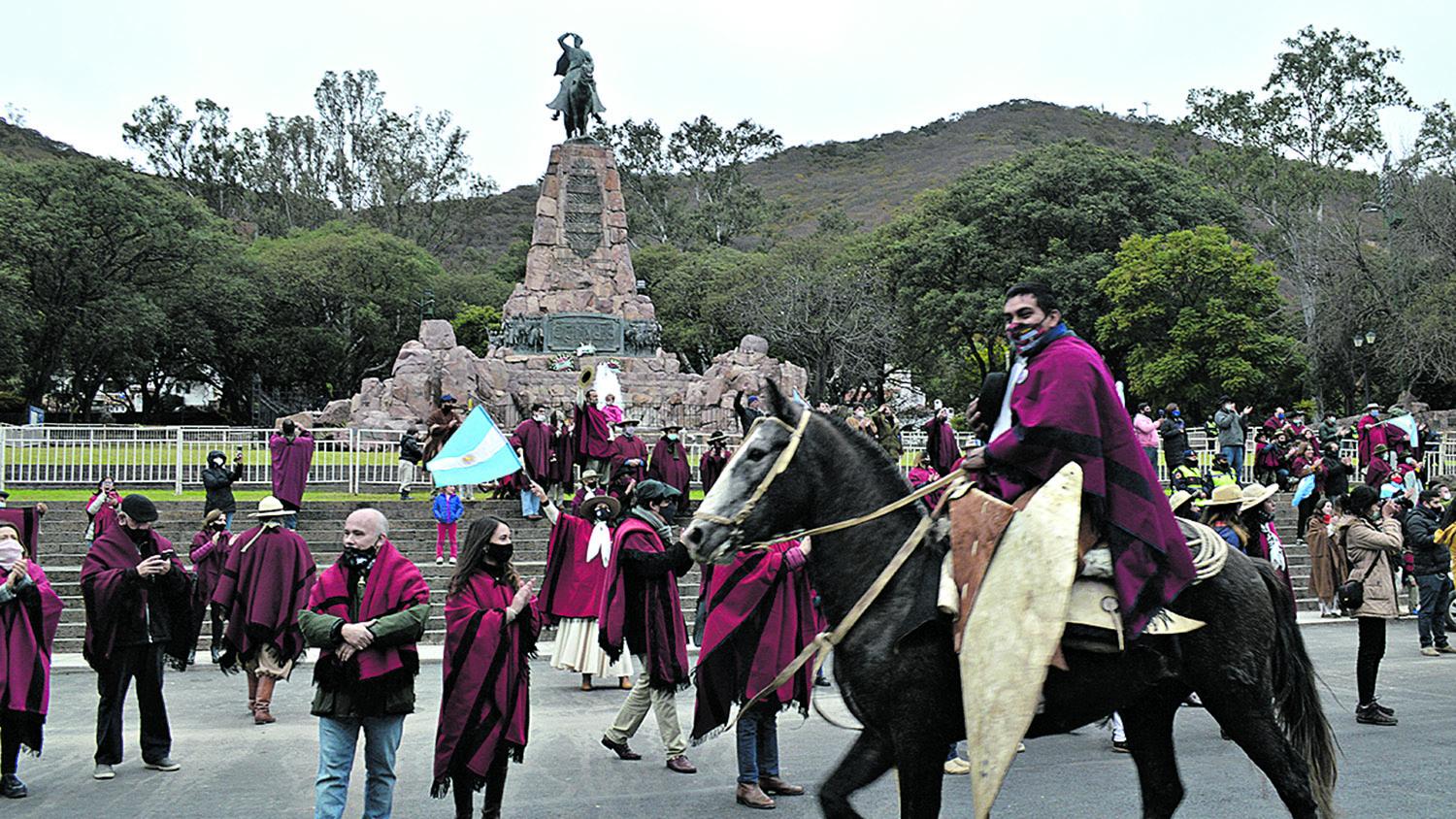 DESAFIANTES. Con caballos y prendas típicas, hubo desfile gaucho.