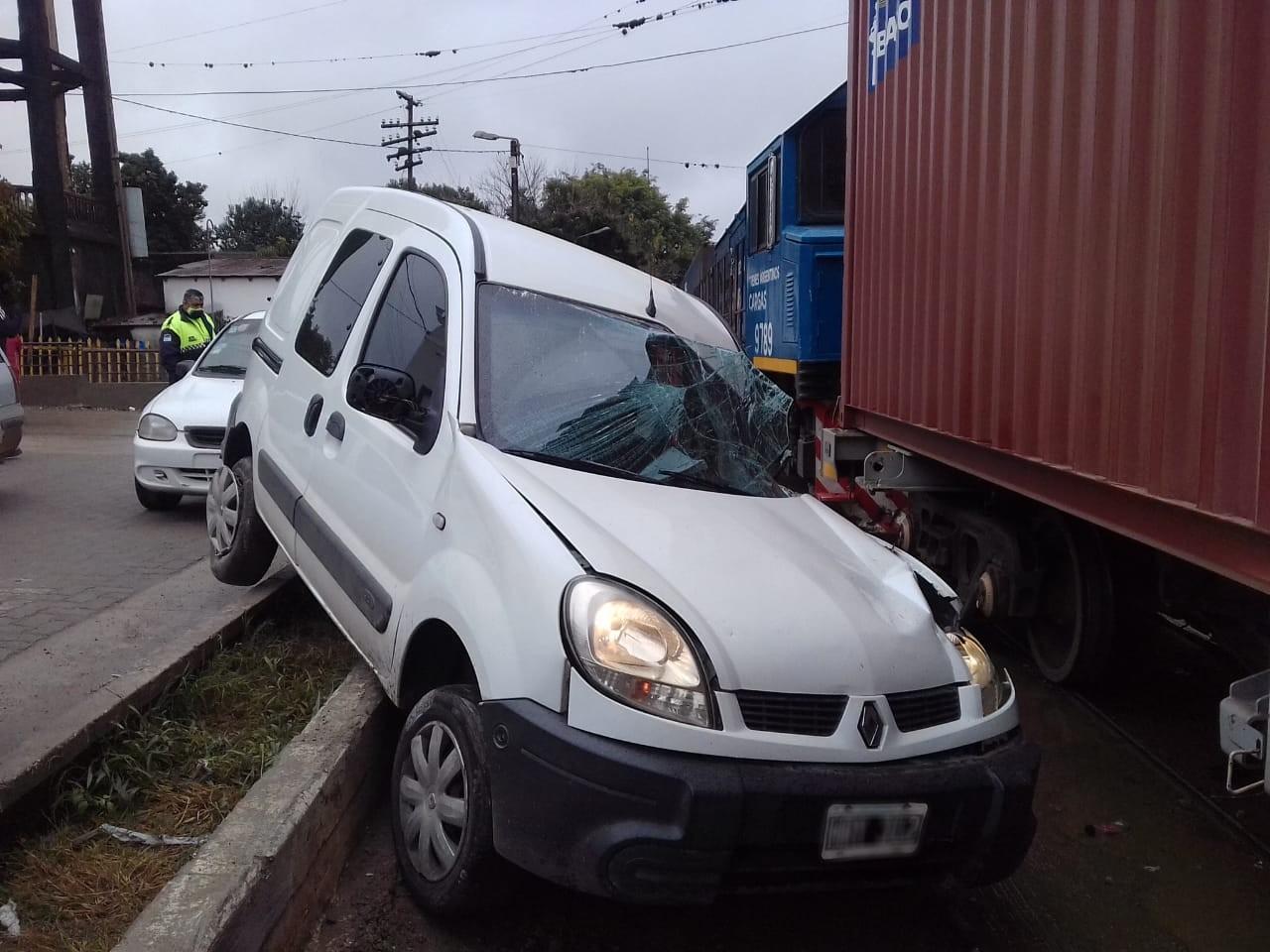 Un utilitario fue embestido por un tren de cargas en Tafí Viejo