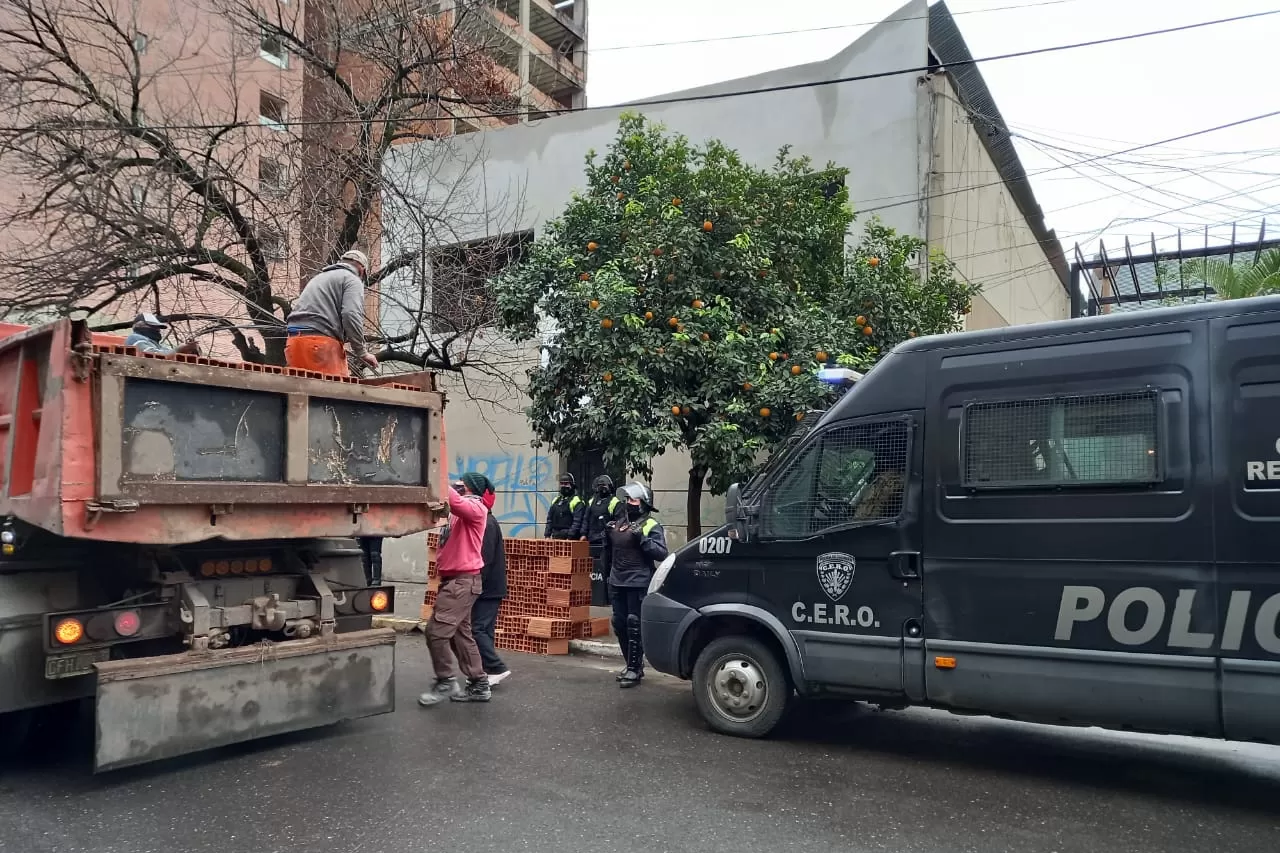 OPERATIVO EN BARRIO NORTE. Uniformados custodian la zona del procedimiento. Foto de LA GACETA / ANALÍA JARAMILLO