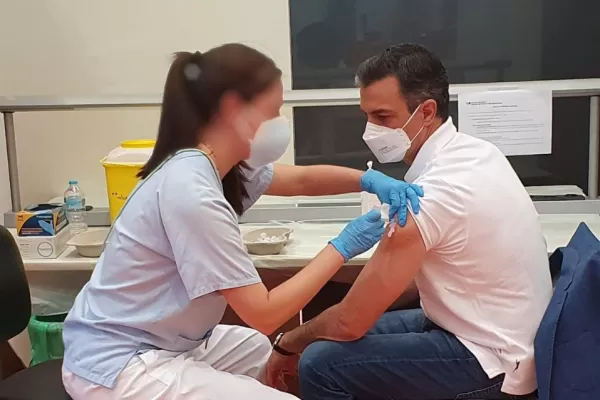 España: Pedro Sánchez se vacunó contra el coronavirus