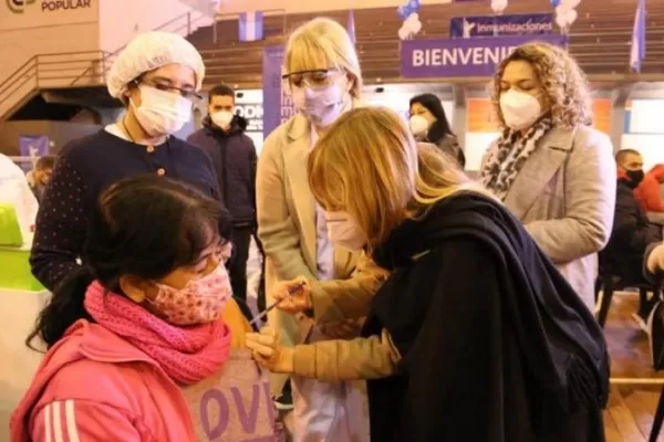 Vacunación: Chahla ratificó la estrategia de avanzar con las primeras dosis