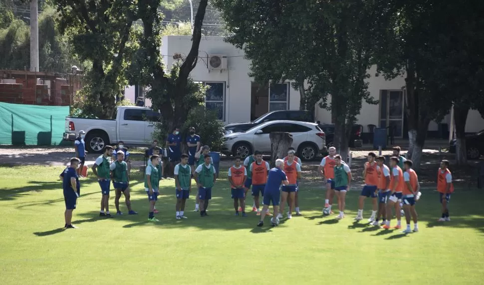 SIGUE LA PUESTA A PUNTO. No llegan los refuerzos, pero Omar De Felippe no pierde la calma. “Los dirigentes están haciendo un esfuerzo bárbaro para mantener al plantel”, dijo el entrenador “decano”. 