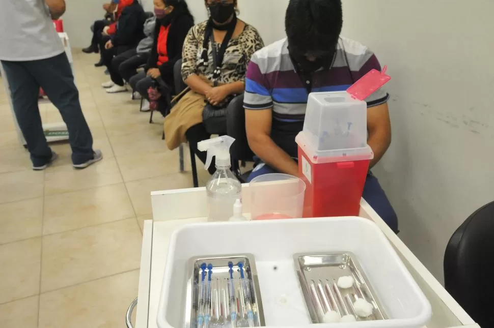 EN ESPERA. Cientos de personas se vacunan a diario en los 24 nodos que montó la Provincia desde que se inició el plan de inmunización.