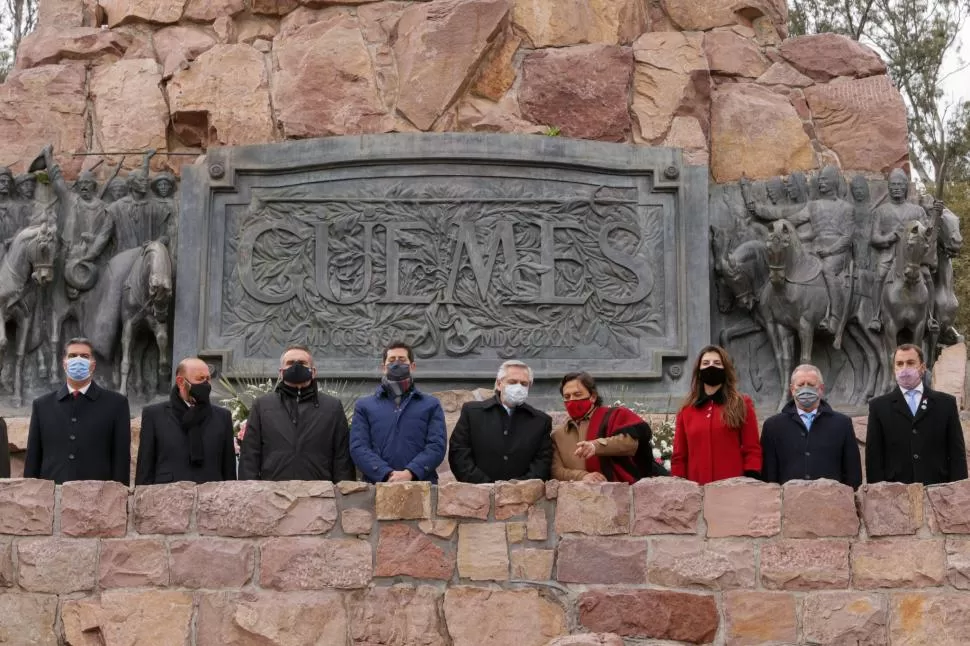 EL HOMENAJE OFICIAL. En el monumento a Güemes, junto a autoridades, Alberto Fernández juró trabajar para reconstruir un país federal. Twitter @alferdez