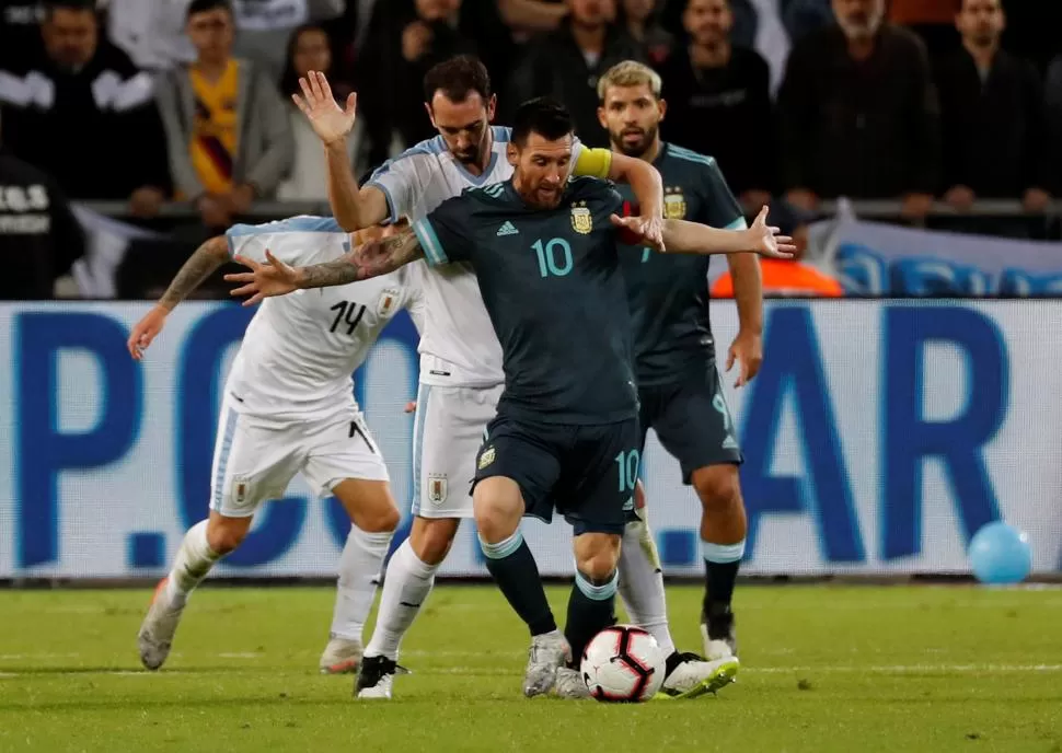 LA ÚLTIMA VEZ. Messi es marcado por Godín, en el Argentina-Uruguay anterior, en 2019. Scaloni ya estaba en el banco. 