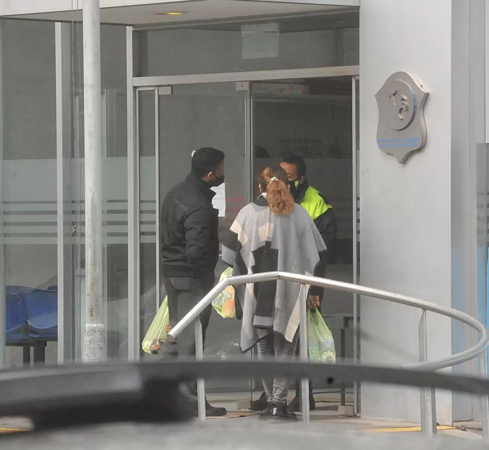 RITUAL. Los mediodias y las tardes, los familiares de los detenidos llevan alimentos a sus parientes 
