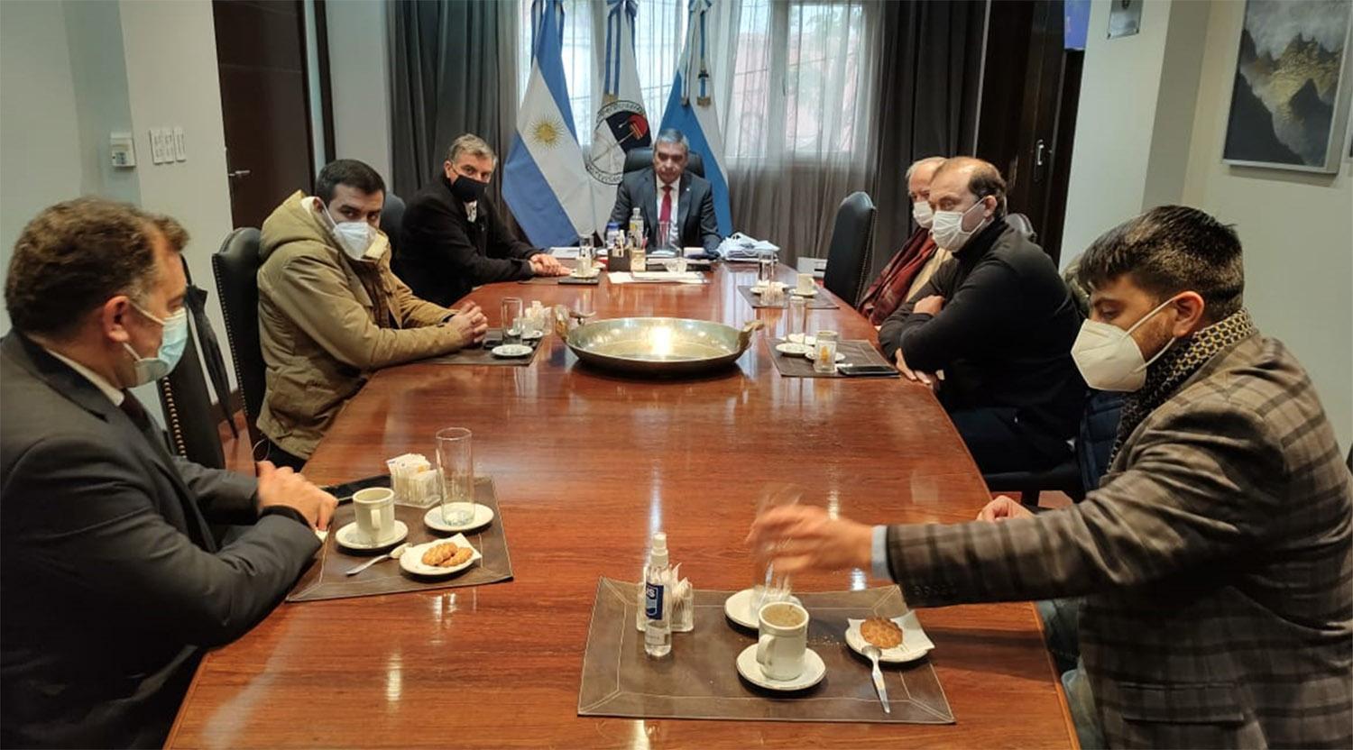 EN REUNIÓN. Alfaro (cabecera) ofició de anfitrión en la reunión de ayer, de la que participó Murga.