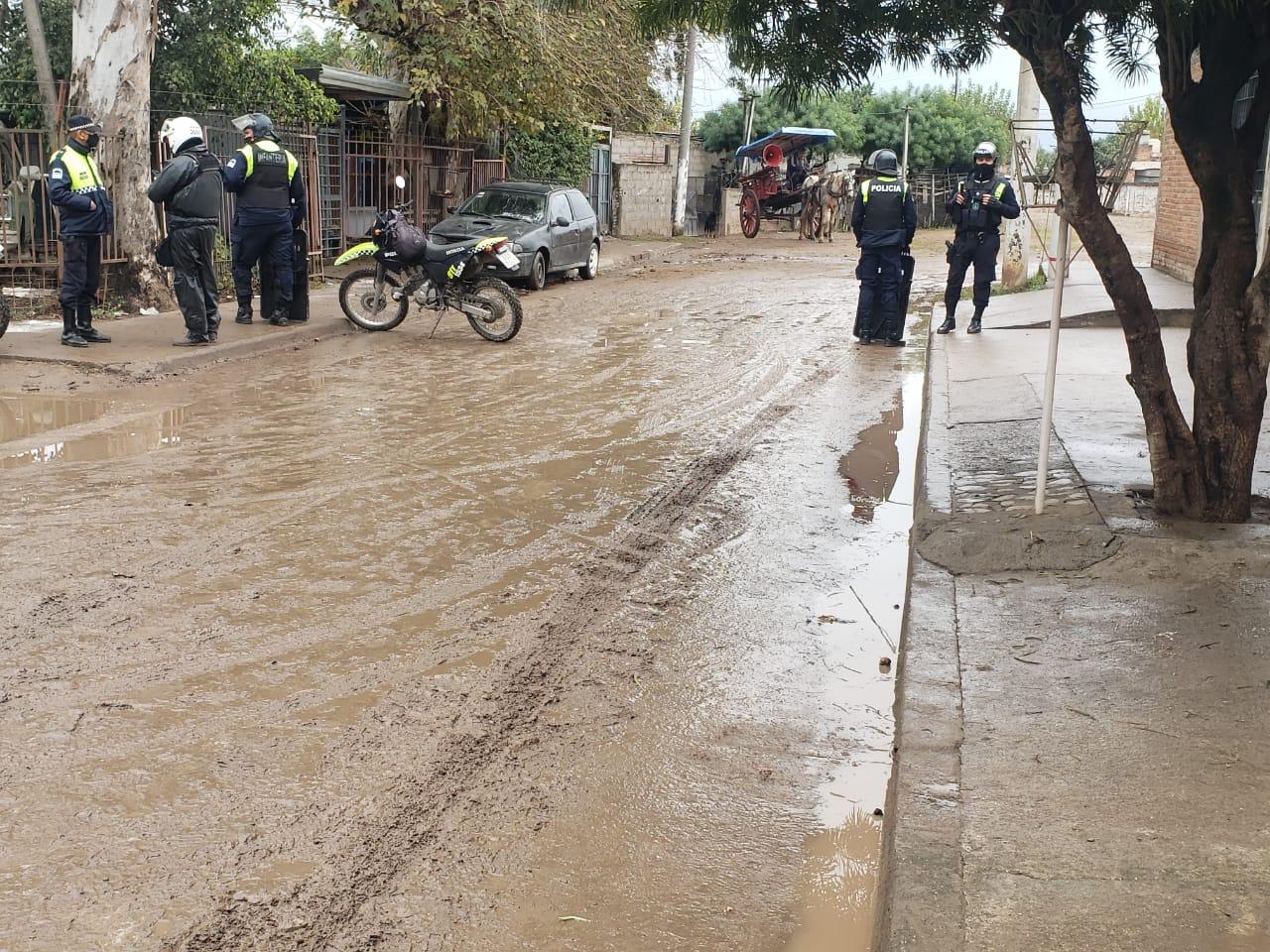 OPERATIVO. Policías custodian la zona donde se produjo el intento de robo. Foto: prensa Ministerio de Seguridad