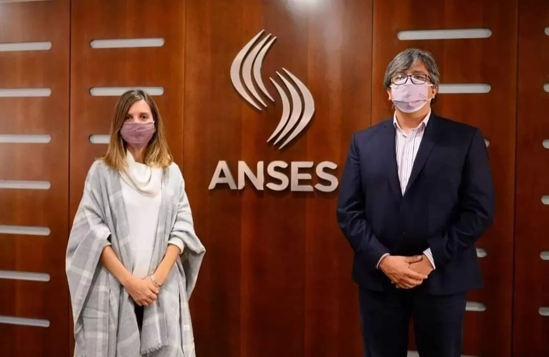 CON SU NUEVA JEFA. Marcelo Santillán, ex diputado nacional y dirigente K, junto a la directora ejecutiva de Anses, Fernanda Raverta. Foto de Twitter