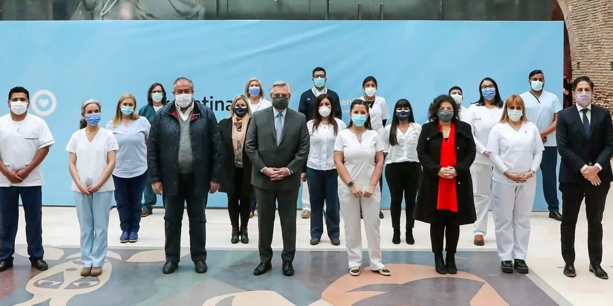 CON ENFERMEROS. Alberto en medio de trabajadores de la salud.