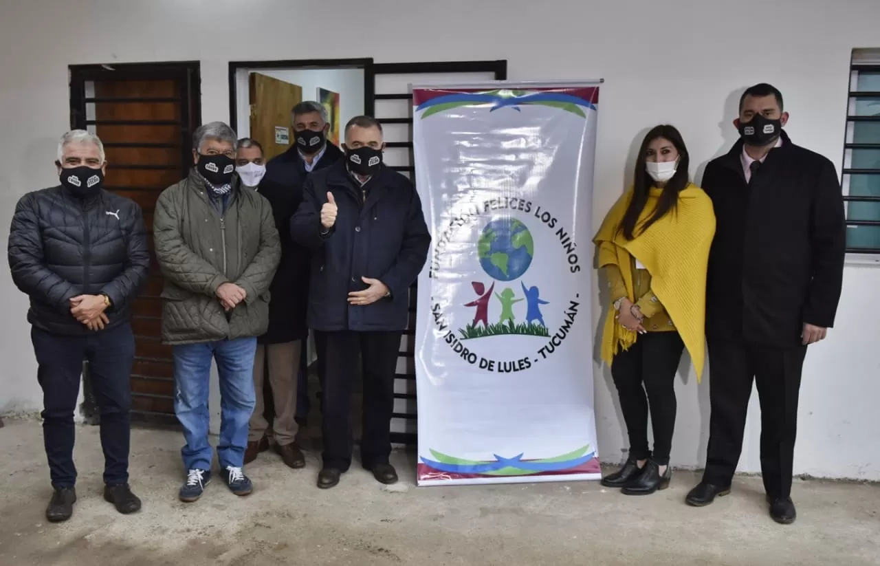 EN LULES. Jaldo encabezó la visita a la fundación Felices los Niños. Foto de Prensa HLT
