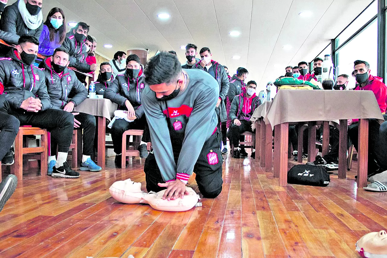 ATENTOS. El cardiólogo Sebastián Galeano impartió instrucciones a los integrantes del plantel de San Martín. Sucedió ayer, en uno de los salones del hipódromo.