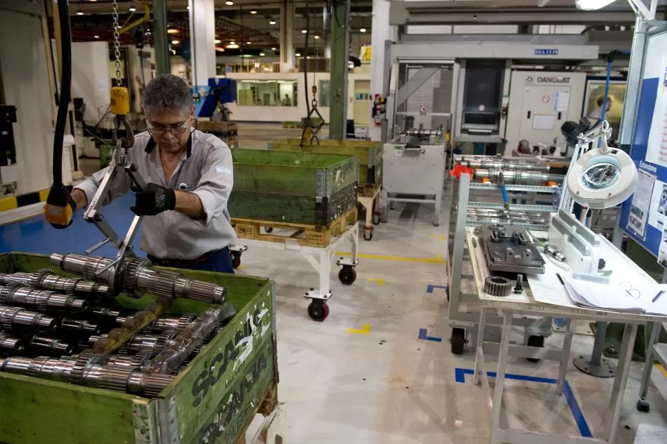 CAMBIO. Ente otros, en Tucumán, Scania recicla aceites y virutas metálicas, y usa vehículos y autoelevadores eléctricos. la gaceta / FOTO DE JORGE OLMOS SGROSSO