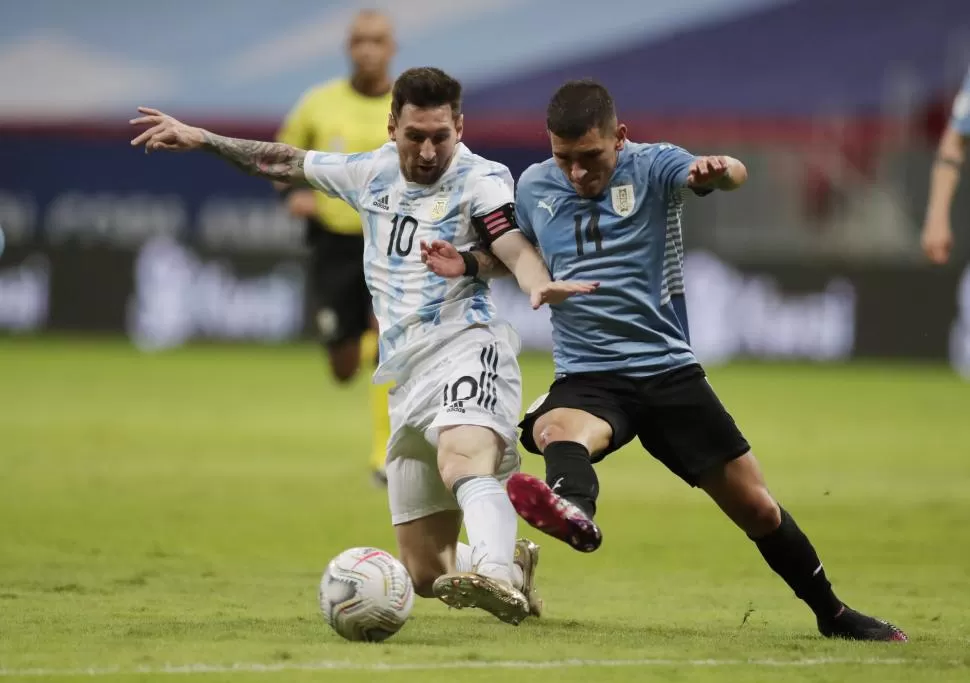 EL DUEÑO DE LA PELOTA. Lionel Messi, que jugó un buen partido y tuvo oportunidades para marcar, protege el balón ante la marca de Lucas Torreira.