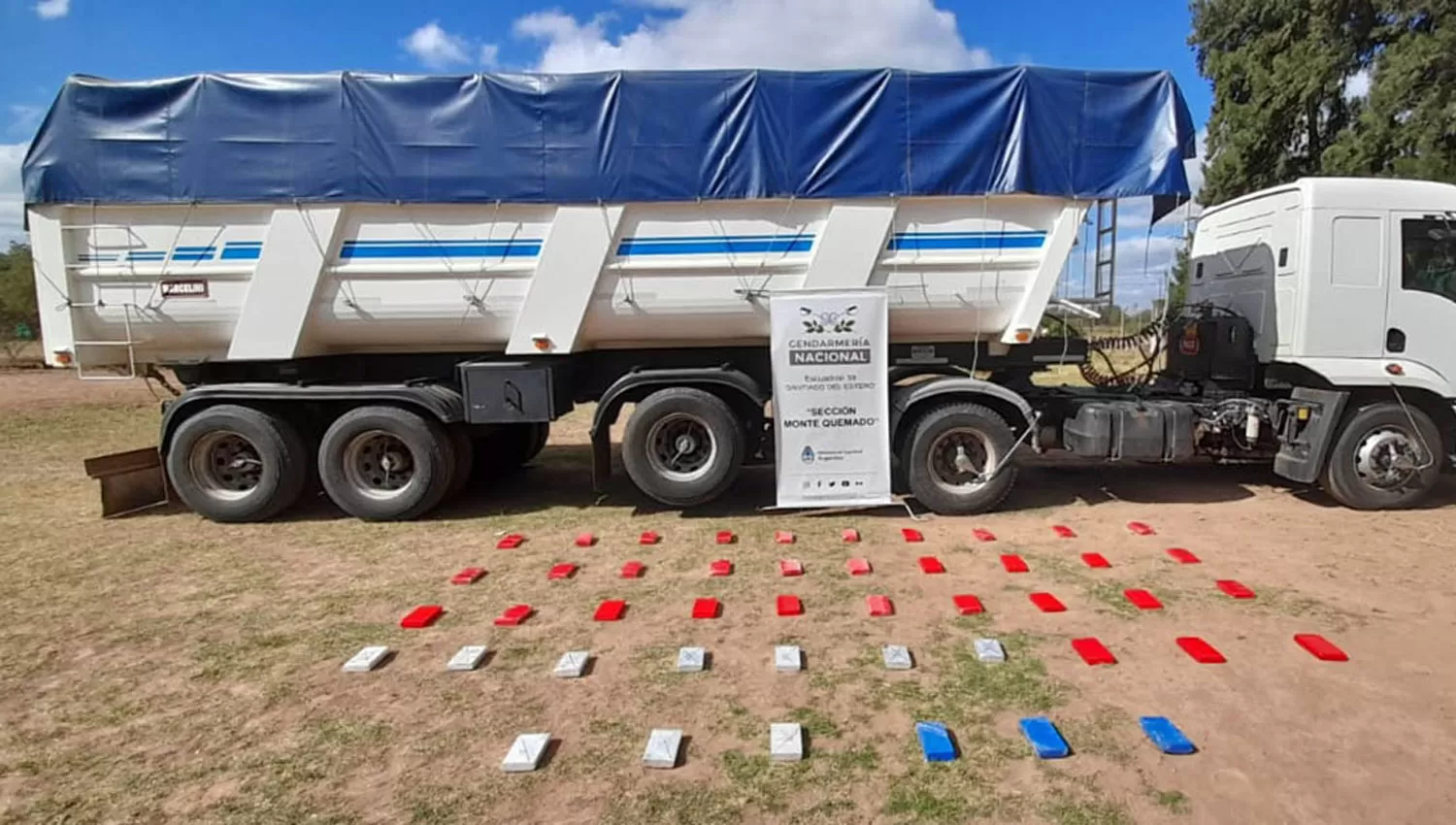EL CARGAMENTO. La cocaína estaba escondida en la caja del camión y el conductor fue detenido.