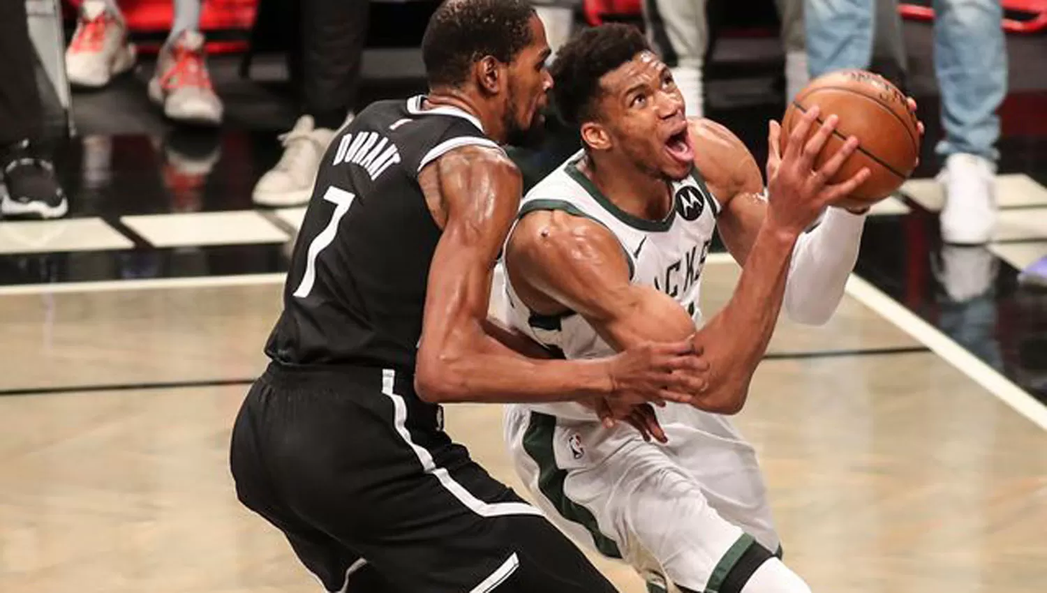  MANO A MANO. Giannis Antetokounmpo ante la marca de Kevin Durant, en un duelo que será recordado por años.