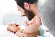 Licencias por paternidad: en el Congreso debatirán un proyecto para extender a 90 días el descanso laboral