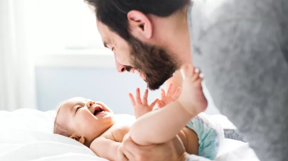 MÁS DÍAS CON EL BEBÉ. La licencia actual por paternidad es de dos días. 