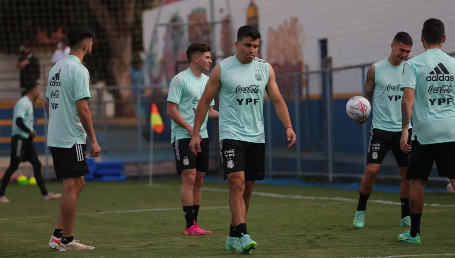 EN BRASILIA. El seleccionado argentino ensayó ayer antes del juego ante los paraguayos por la tercera fecha del grupo de la Copa América.