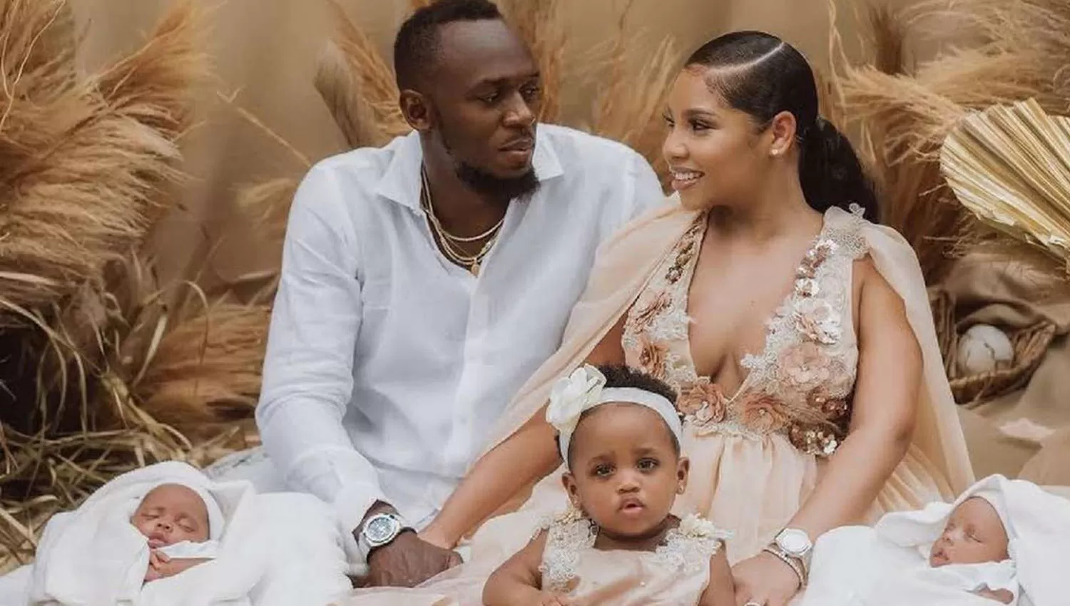 EN FAMILIA. Usain y Kasi posaron junto a sus hijos en una imagen que compartieron en las redes sociales. 