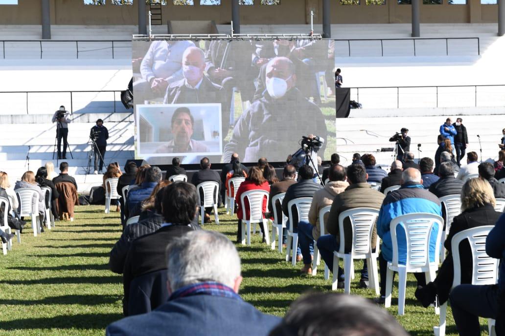 EN EL HIPÓDROMO. Manzur, durante la intervención del ministro Trotta. Foto de Twitter @TrottaNico