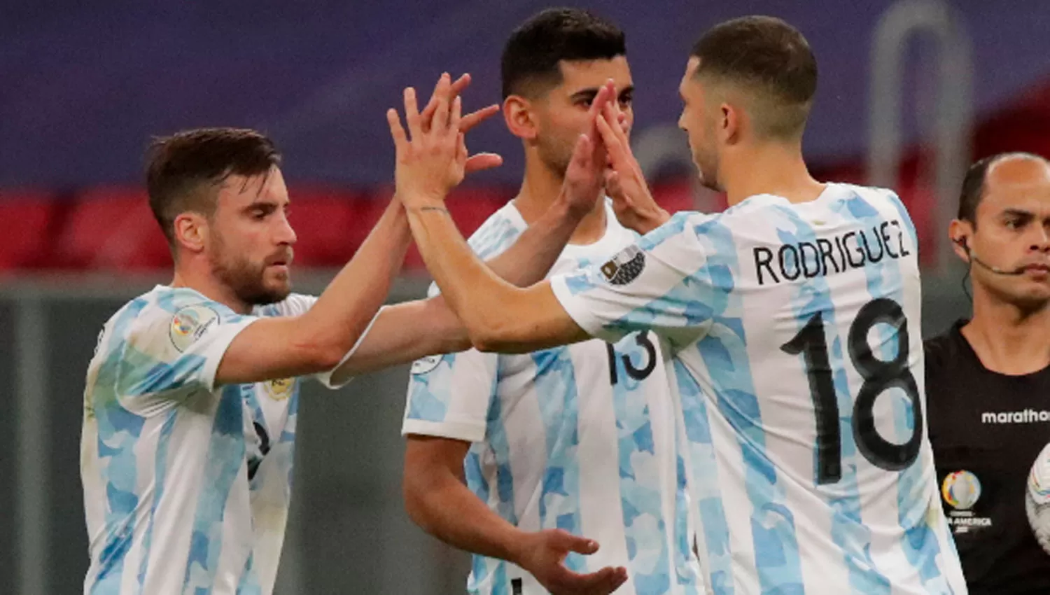 MERCADO DE PASES. Rodríguez celebra junto a Tagliafico la victoria ante Paraguay.