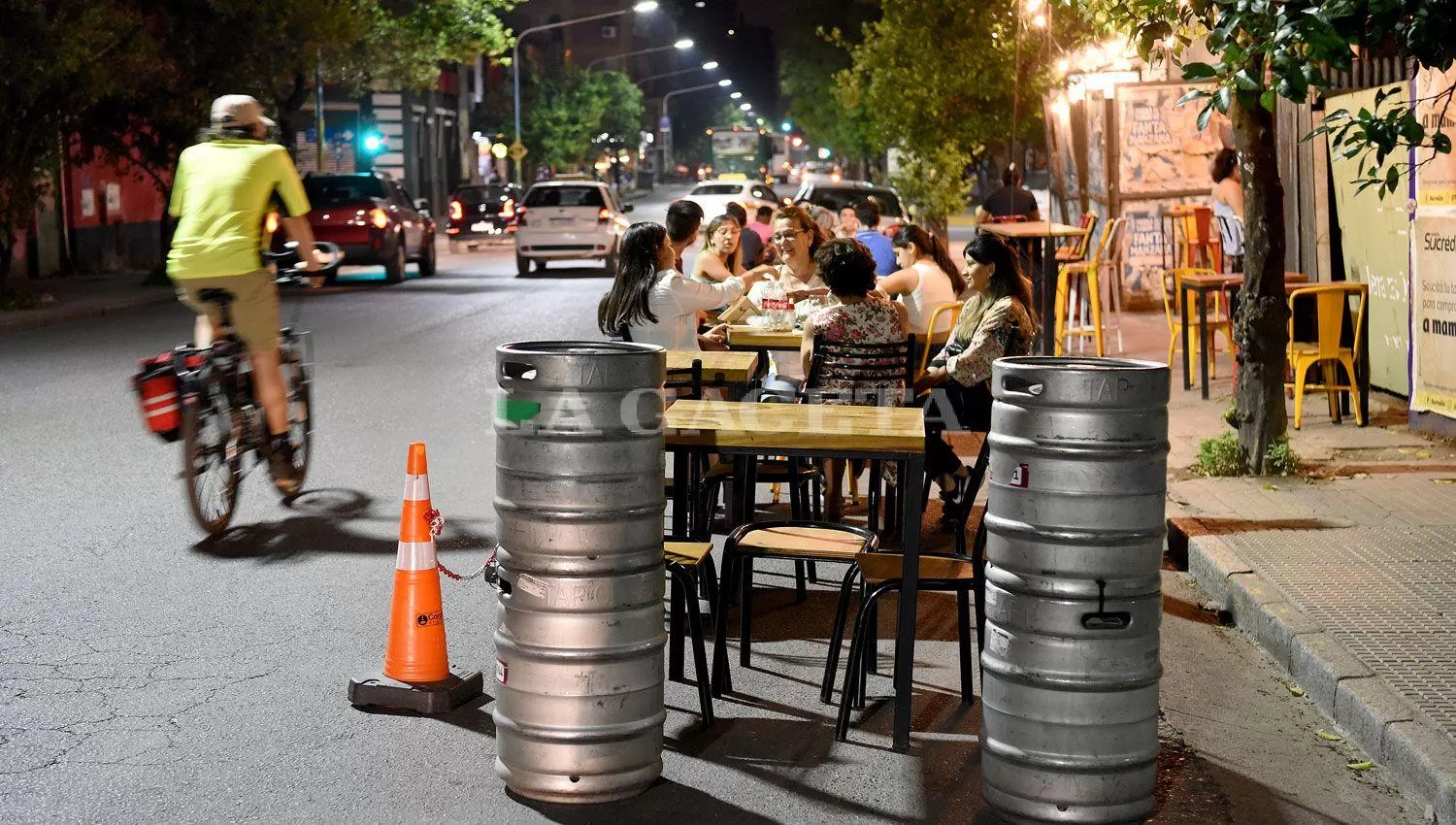 GASTRONÓMICOS. El sector realizó un pedido a las autoridades del COE para extender el horario de cierre hasta las 0 horas. ARCHIVO LA GACETA / FOTO DE JOSÉ NUNO