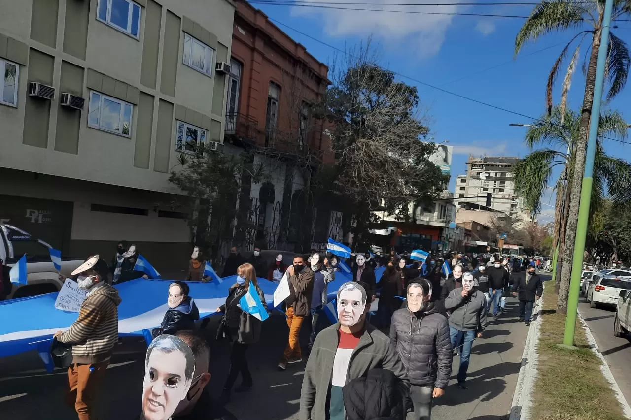 POR CALLE CATAMARCA. Los ex trabajadores de la Mutualidad marcharon hasta la Legislatura. 