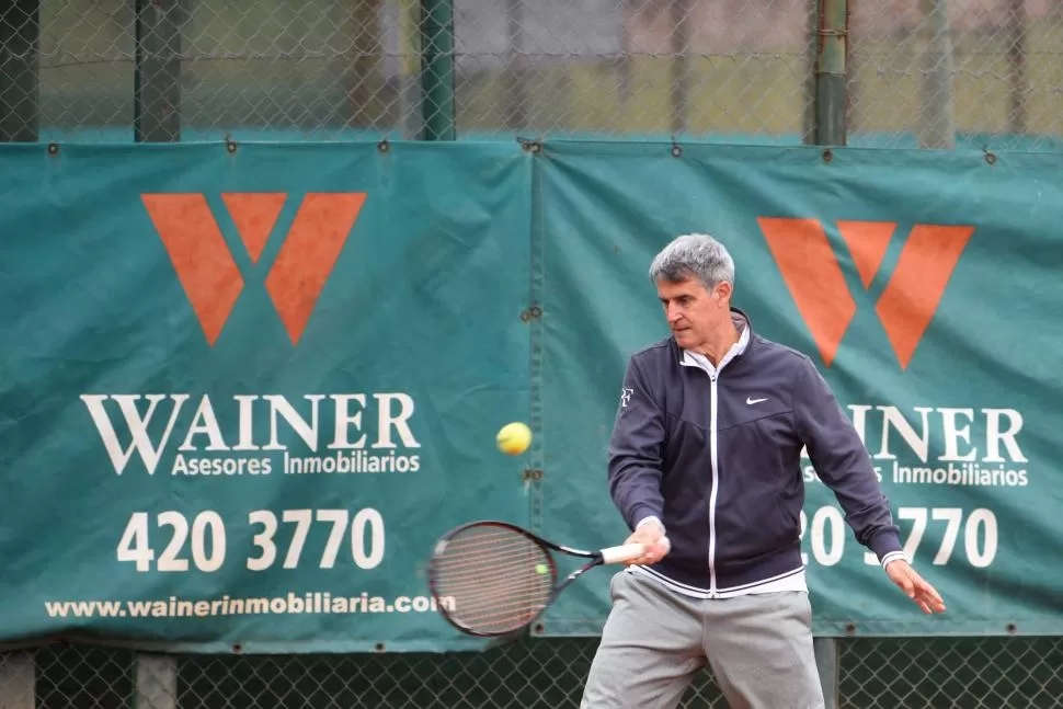 GOLPE DE DRIVE. Prat-Gay disputó un partido de tenis con Campero en la tarde de ayer.