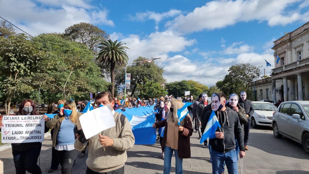 Ex empleados de la Mutualidad marcharon hasta la Legislatura en contra del legislador Deiana