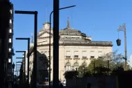 69 postes de luz y ninguna flor