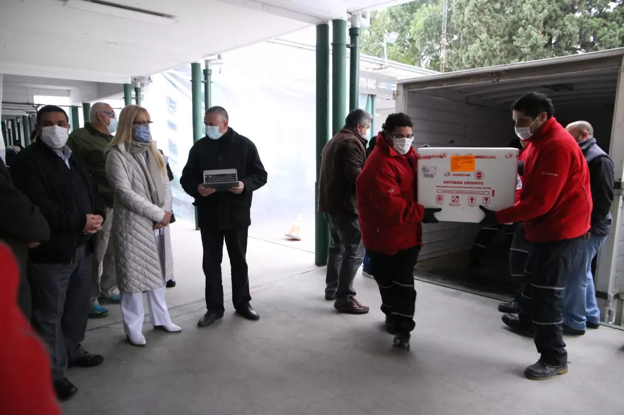 NUEVO CARGAMENTO. Chahla supervisa la llegada de nuevas dosis de la vacuna Sinopharm. Foto: Prensa Salud