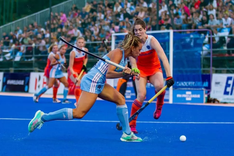 Las Leonas empiezan a buscar el podio 