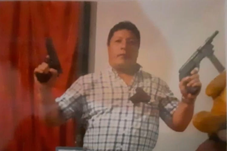 UN SOSPECHOSO. “Hombre Lobo” Cardozo exhibiendo sus armas. 
