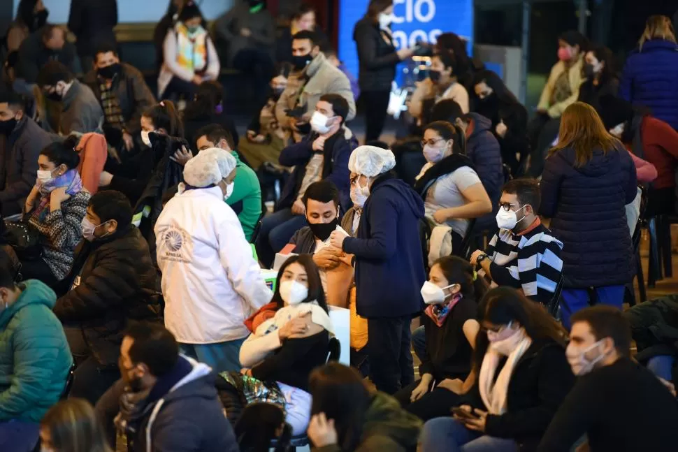 TAREA INTENSA. El fin de semana estuvieron abiertos los nodos y se vacunaron a más de 27.000 personas. 