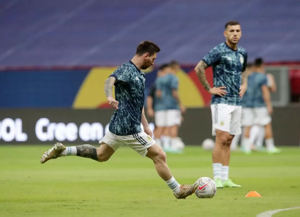 ÉL Y LA PELOTA. Lionel Messi será titular hoy en el partido ante Bolivia. 