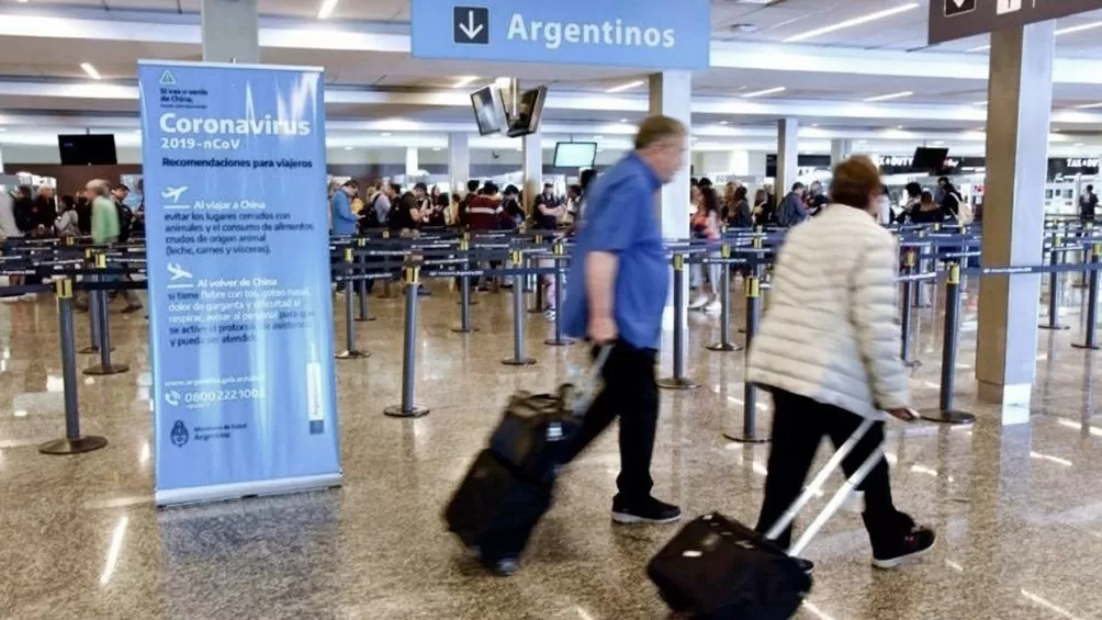 MÁS CONTROLES. Quienes arriben al país deben hacerlo con un test PCR negativo y realizar una cuarentena preventiva, hasta tener otro negativo. 