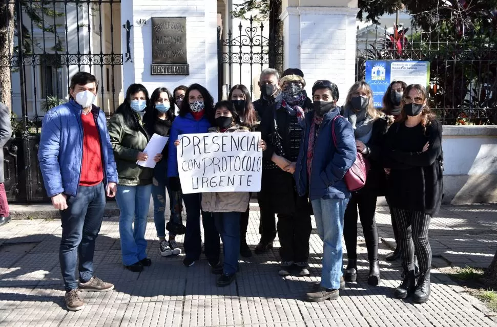 CARTEL. Los presentes llevaron un cartel para ilustrar la demanda. LA GACETA / FOTO DE INÉS QUINTEROS ORIO