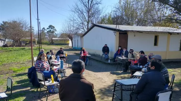 Docentes reunidos, planifican las clases para la segunda mitad del año. 