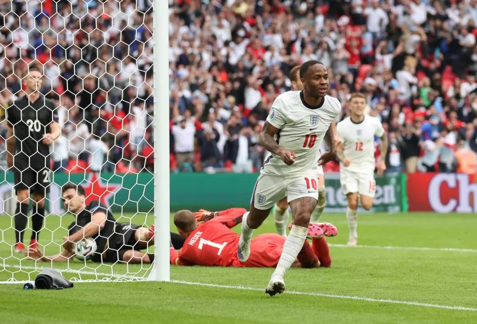 A CUARTOS. Sterling marcó el primero de Inglaterra, que ahora queda como el gran favorito. 