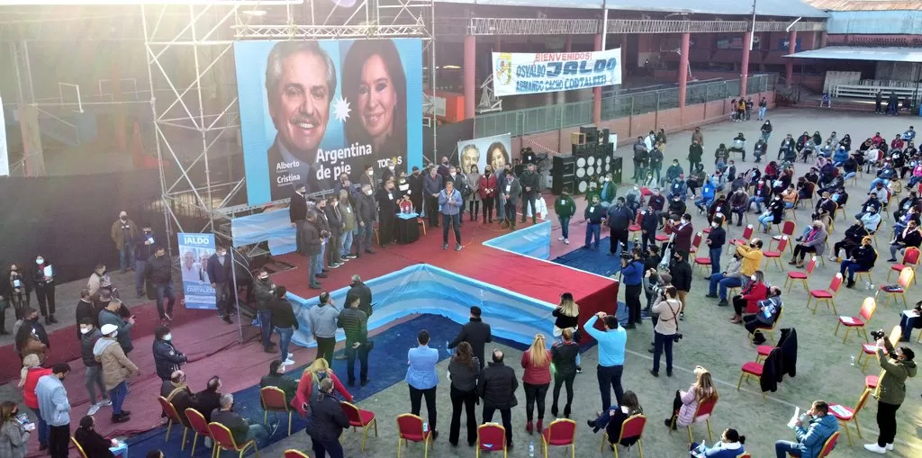 EN EL ESCENARIO. Cortalezzi habla ante los dirigentes en Central Córdoba. Foto: Prensa HLT