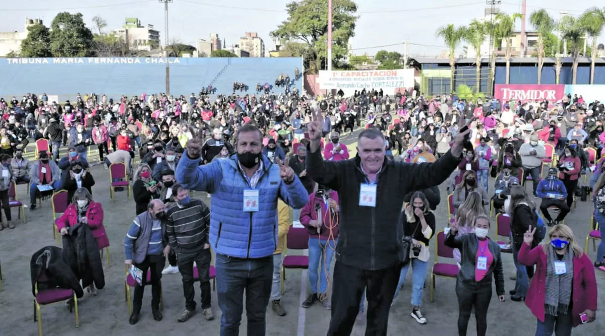 EN CC. Cortalezzi y Jaldo posaron ante cientos de militantes.