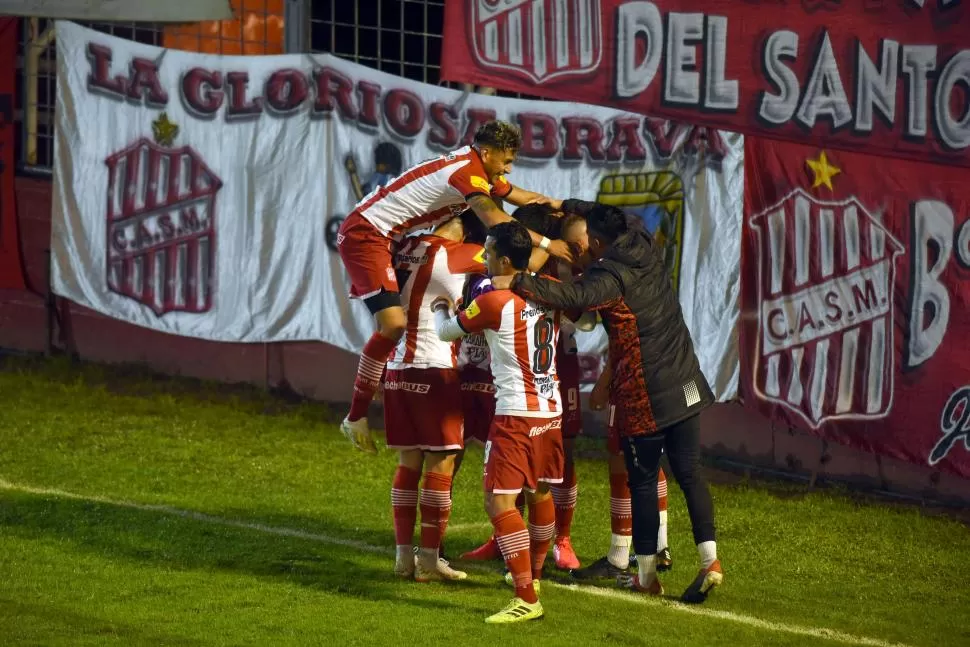 IMAGEN REPETIDA. Los jugadores de San Martín se acostumbraron a celebrar seguido. Así, lograron acortar la brecha con los de arriba y meterse en la pelea por la cima. LA GACETA / FOTO DE DIEGO ÁRAOZ