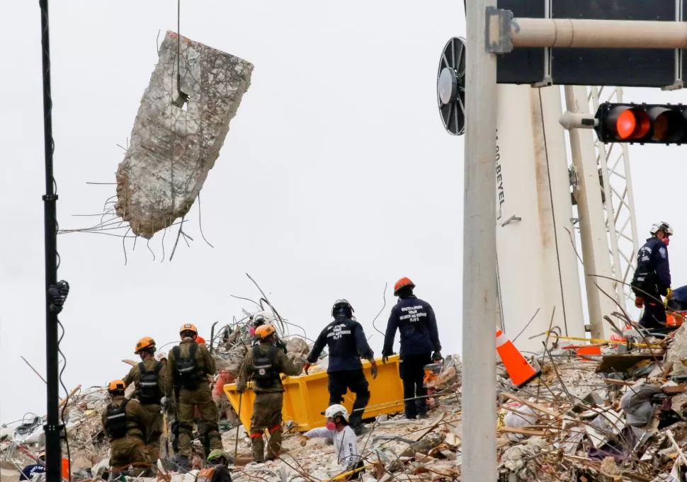 LABOR. Los escombros se quitan de a poco, para evitar que caigan.  REUTERS