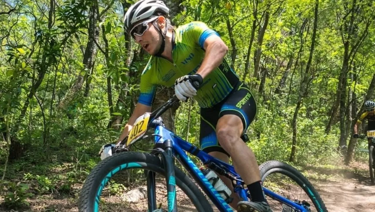 DENUNCIA. Álvaro Viola compartió un mensaje donde explica las dificultades que viven quienes practican el ciclismo. Foto tomada de Facebook/alvaroviola.