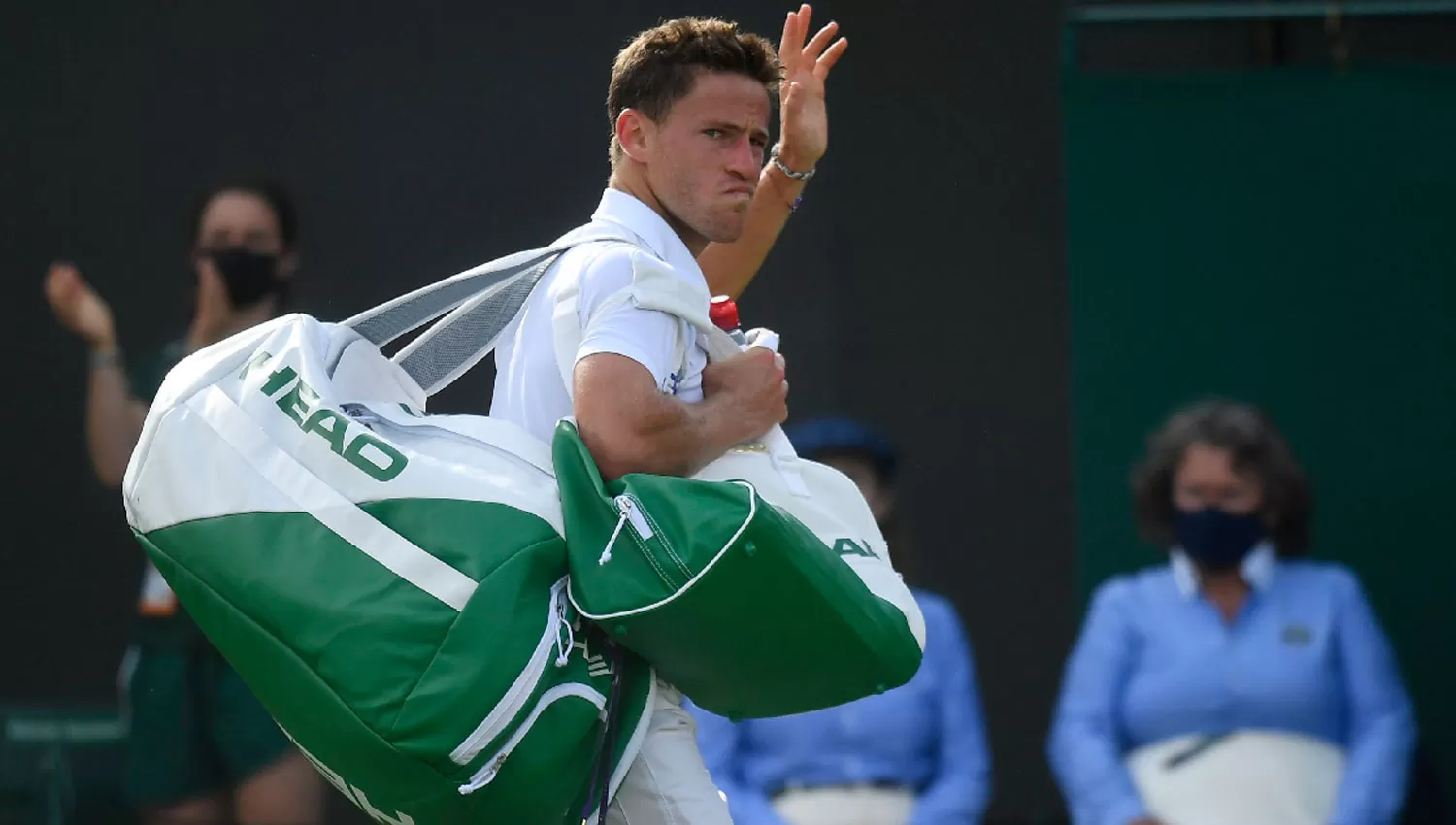 LA DESPEDIDA. Schwartzman saluda al público que asistió al partido en la cancha 2 de Wimbledon.