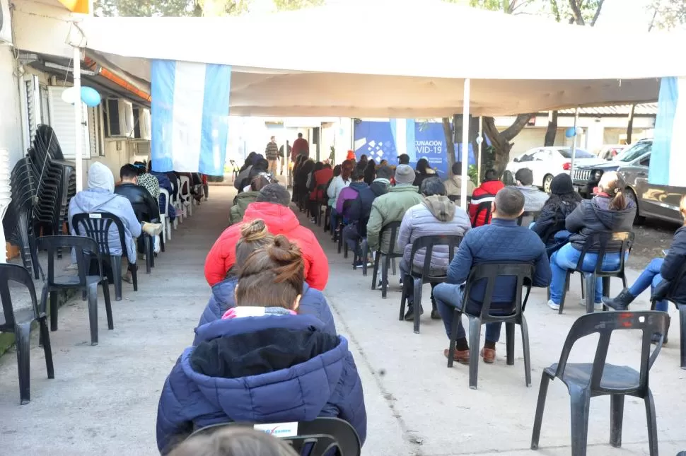 LA ESPERA MÁS IMPORTANTE. A diario, cientos de personas se colocan la vacuna contra el coronavirus en Tucumán. LA GACETA/ANTONIO FERRONI 